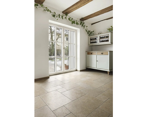 Ljust rum med naturstensgolv, fönster och trätak