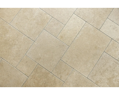 Mönster av lagda naturstensplattor för golvbeläggning