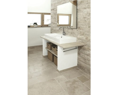 Badrum med handfat, spegel och förvaringskorgar