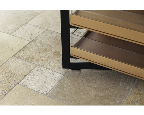 Detaljbild av en hylla med trähyllor på ett beige travertingolv.