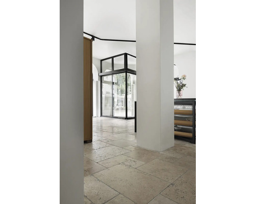 Interiör med naturstensgolv och glasdörrar