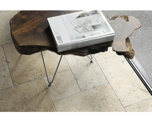 Golvplattor lagda i romerskt förband med sidobord