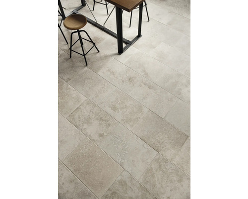 Golvyta med rektangulära plattor under bord och stol