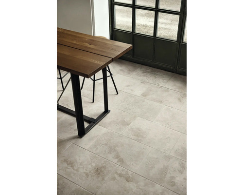 Klinker bari Natursten travertin beige brun grå 61,0x40,6x1,2 cm Miljöbild med matbord och golvplattor