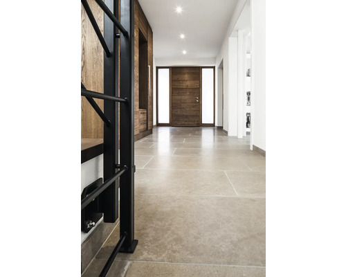 Hall med naturstensgolv, trädörr och garderob