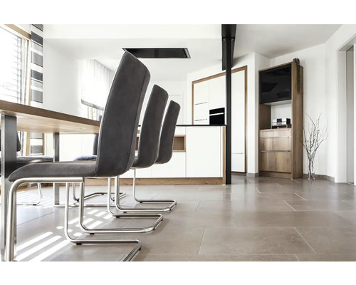 Matsal med matbord, stolar och pentry