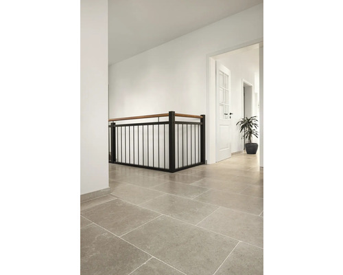 Hall med klinkergolv, trappräcke och dörr