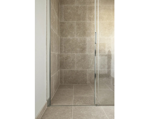 Dusch i marknivå med glasvägg och storformatiga plattor