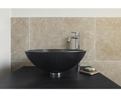 På en tvättställsplatta står ett tvättställ med blandare och tvål.