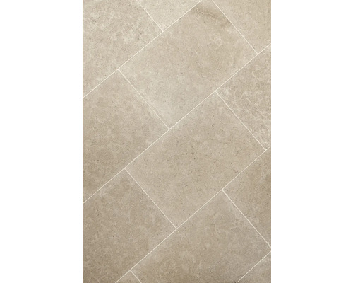 Rektangulära golvplattor av sten lagda i fiskbensmönster