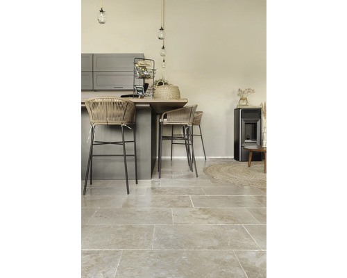 Interiör med stengolv, barstolar, pelletskamin och köksdekoration