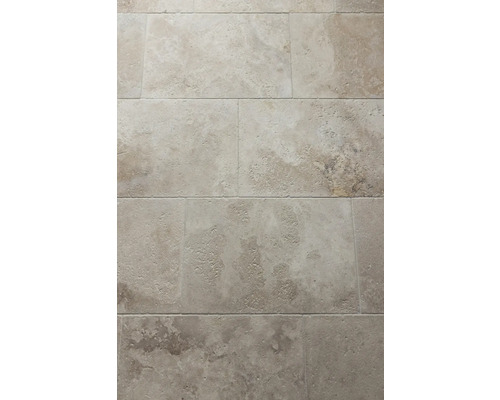 Närbild av travertinplattor