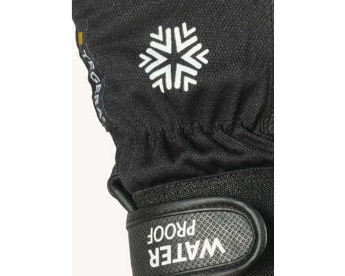 Detalj av en vattentät vinterhandske med snöflingsymbol