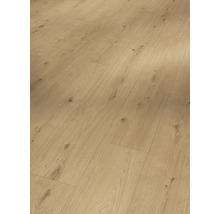 Närbild av laminatgolv med träutseende.