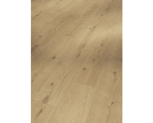 Närbild av laminatgolv med träutseende.