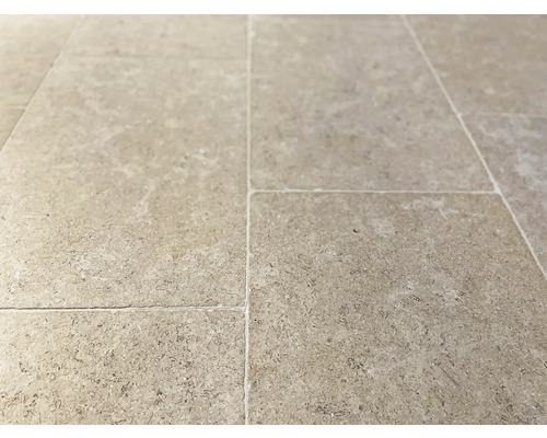 Närbild av rektangulära travertinplattor