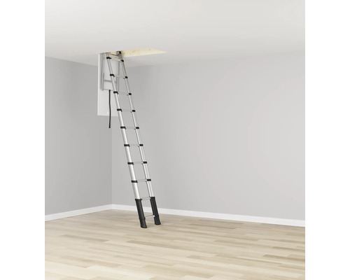 Utdragen metallvindstrappa i ett rum