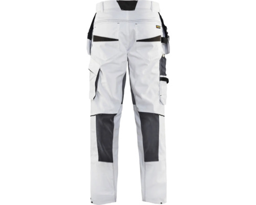 Vita arbetsbyxor med knäskyddsfickor och olika verktygsfickor.