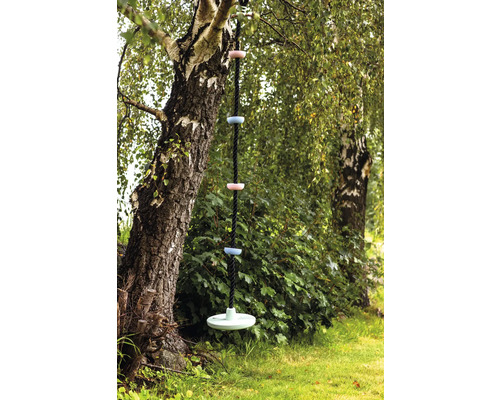 Klätterrepstege på ett träd i trädgården