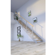 Interiör med trappa, trätrappsteg och räcke i rostfritt stål