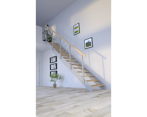 Interiör med trappa, trätrappsteg och räcke i rostfritt stål