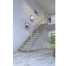 Trappa med trätrappsteg och metallräcke i ett ljust rum.