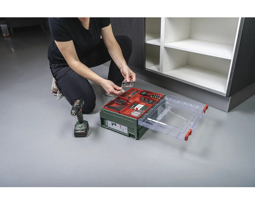 Borrmaskin och bitssats används vid möbelkonstruktion