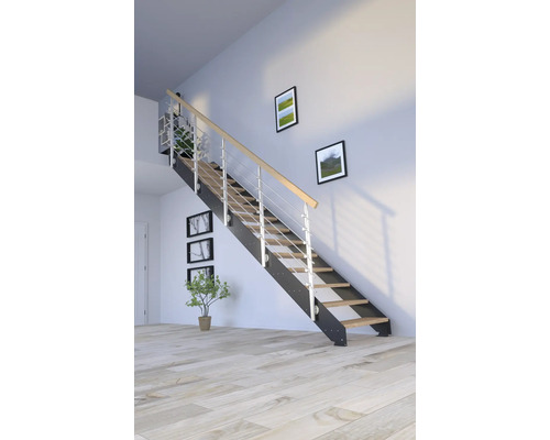 Trappa med trätsteg, metallram och räcke i ett ljust rum