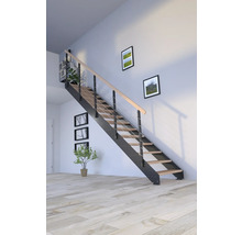 Interiörbild av ett rum med en enkel trappa gjord av trä och metall