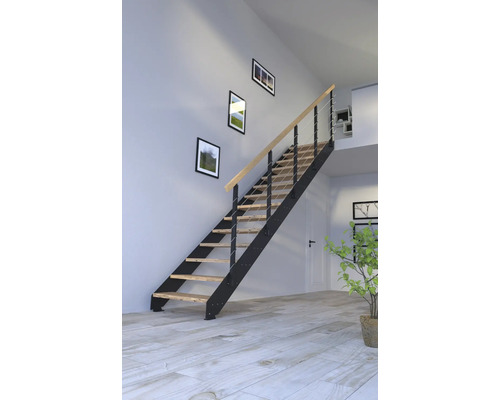 Trappa med trätrappsteg och räcke i ett ljust rum