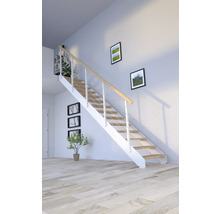 Ljus trappa inomhus med trätrappsteg, vitt räcke och ledstång av trä i ett modernt vardagsrum.