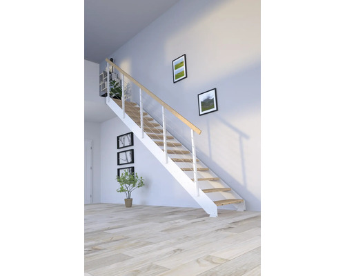 Ljus trappa inomhus med trätrappsteg, vitt räcke och ledstång av trä i ett modernt vardagsrum.