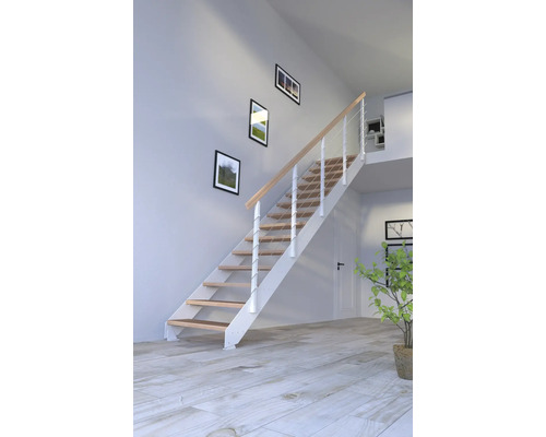 Trappa med trätrappsteg och vitt räcke i ett ljust rum.