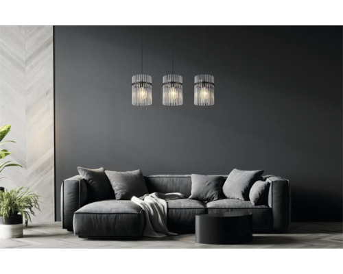 Vardagsrum med soffa, bord och tre hänglampor