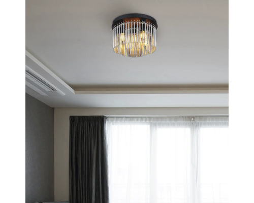 Taklampa med transparenta kristallstavar i taket