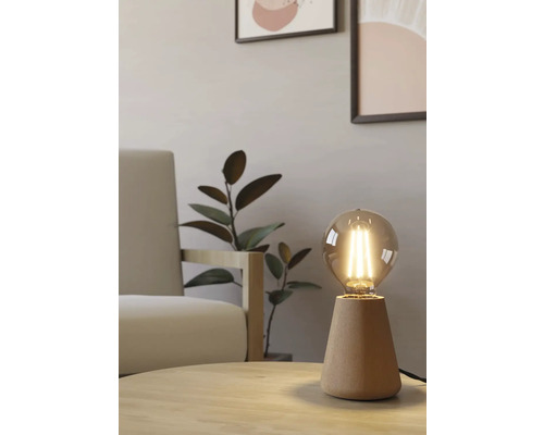 Dekorativ bordslampa med glödlampa på ett bord