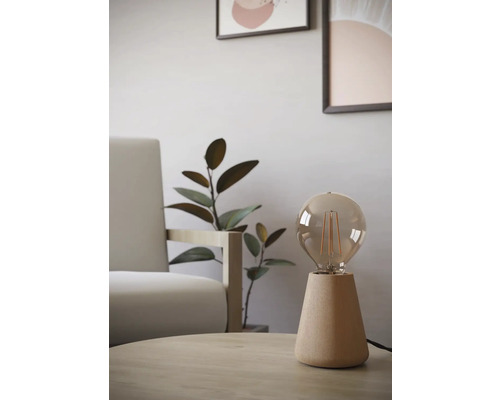 Dekorativ bordslampa i trä med glödlampa på ett bord