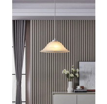 Pendellampa med glasskärm i ett vardagsrum