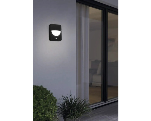 Utomhusvägglampa med rörelsedetektor bredvid en altandörr