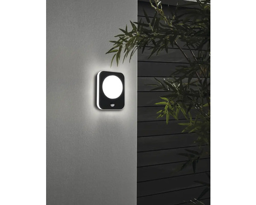 Fyrkantig utomhuslampa med rörelsesensor monterad på en vägg