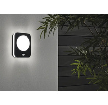 Utomhusvägglampa med rörelsesensor på en vägg