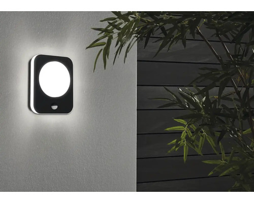 Utomhusvägglampa med rörelsesensor på en vägg