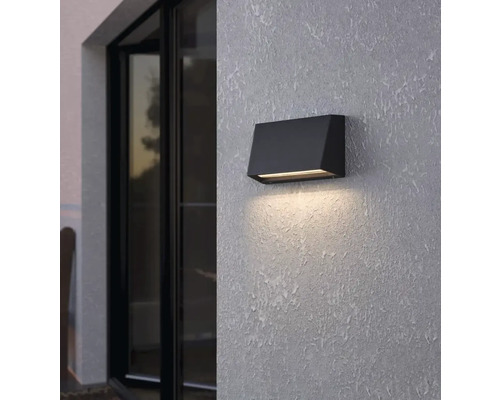 Svart vägglampa för utomhusbruk på en vägg