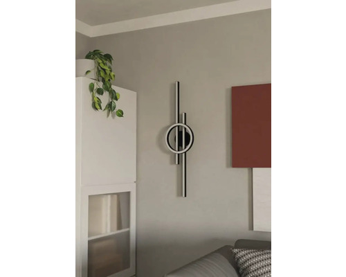 Vägglampa med geometrisk design i vardagsrummet