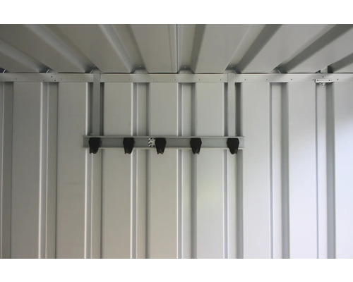 Interiörvy av ett trädgårdsskjul med verktygshållare