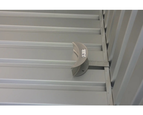 Ytmonterad kabelkanal fäst på en vägg