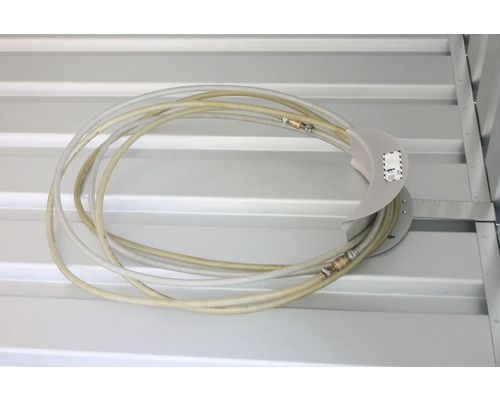 Vattenslang på en slanghållare