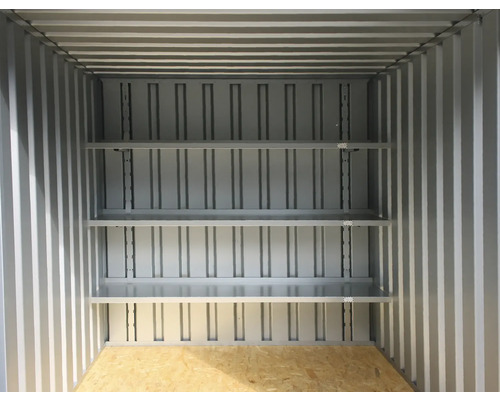 Inre vy av en förvaringscontainer med hyllor.