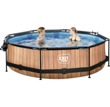 Pool med trälook och två personer i vattnet.