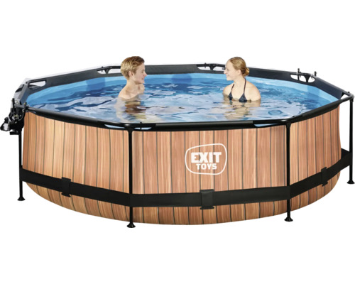 Pool med trälook och två personer i vattnet.